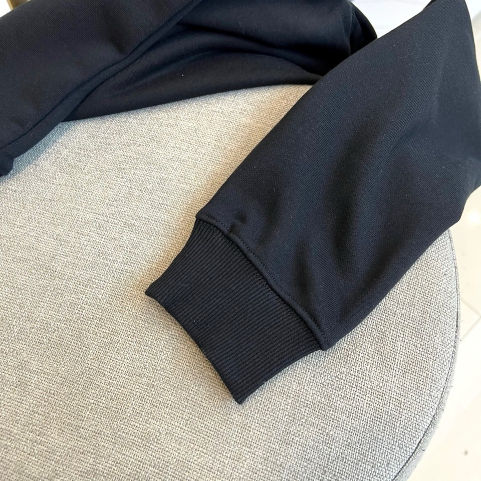 🌾Mon蒙口、2025秋冬新品卫衣，款式采用经典圆领廓形，剪裁宽松流畅，确保穿着时的自在舒适度。正面饰有