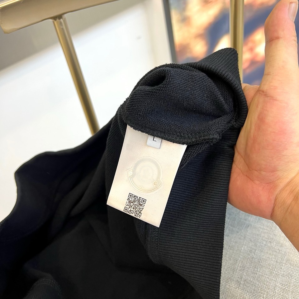 🌾Mon蒙口、2025秋冬新品卫衣，款式采用经典圆领廓形，剪裁宽松流畅，确保穿着时的自在舒适度。正面饰有