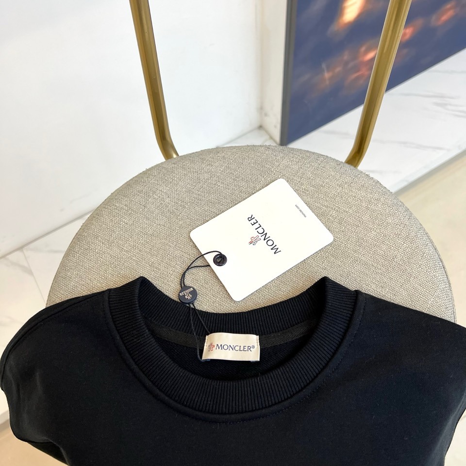 🌾Mon蒙口、2025秋冬新品卫衣，款式采用经典圆领廓形，剪裁宽松流畅，确保穿着时的自在舒适度。正面饰有