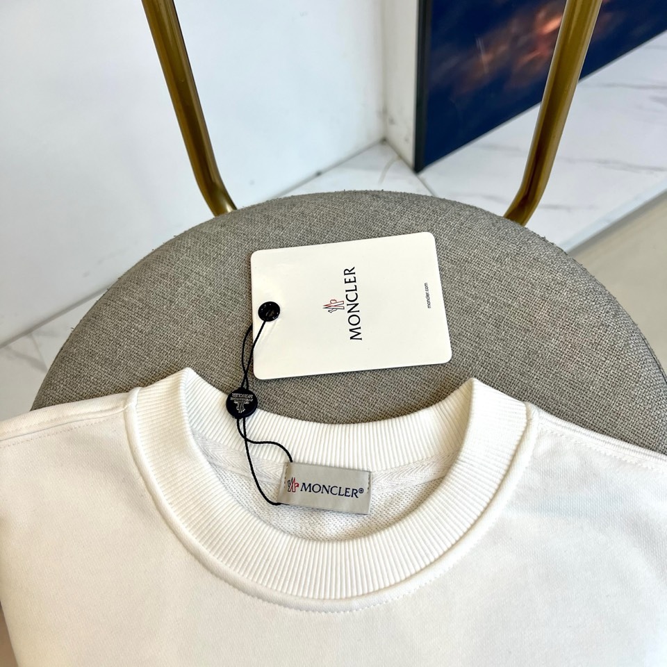 🌾Mon蒙口、2025秋冬新品卫衣，款式采用经典圆领廓形，剪裁宽松流畅，确保穿着时的自在舒适度。正面饰有