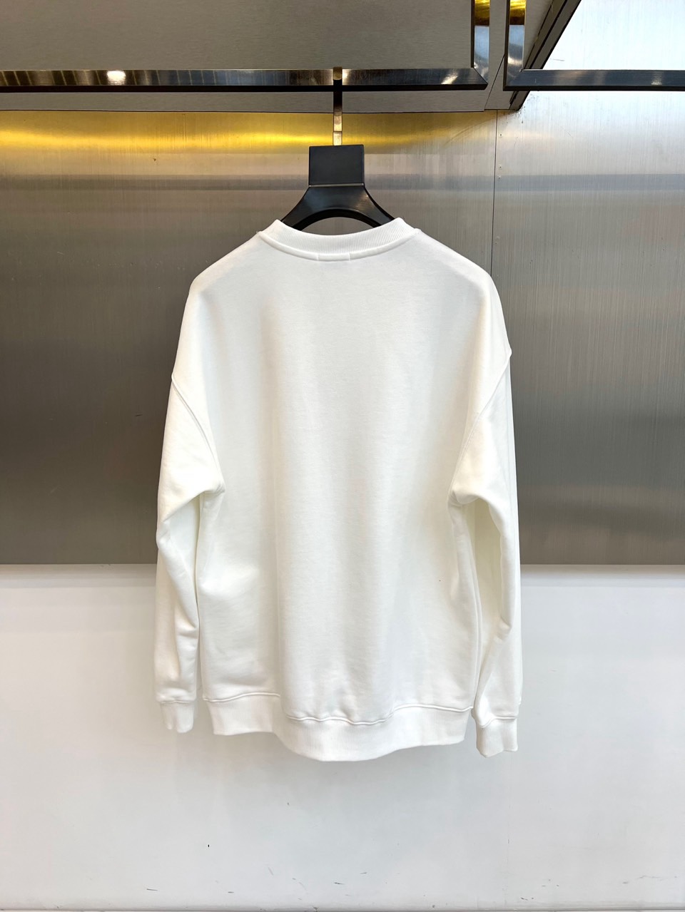 🌾Mon蒙口、2025秋冬新品卫衣，款式采用经典圆领廓形，剪裁宽松流畅，确保穿着时的自在舒适度。正面饰有