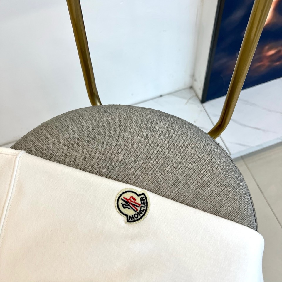 🌾Mon蒙口、2025秋冬新品卫衣，款式采用经典圆领廓形，剪裁宽松流畅，确保穿着时的自在舒适度。正面饰有