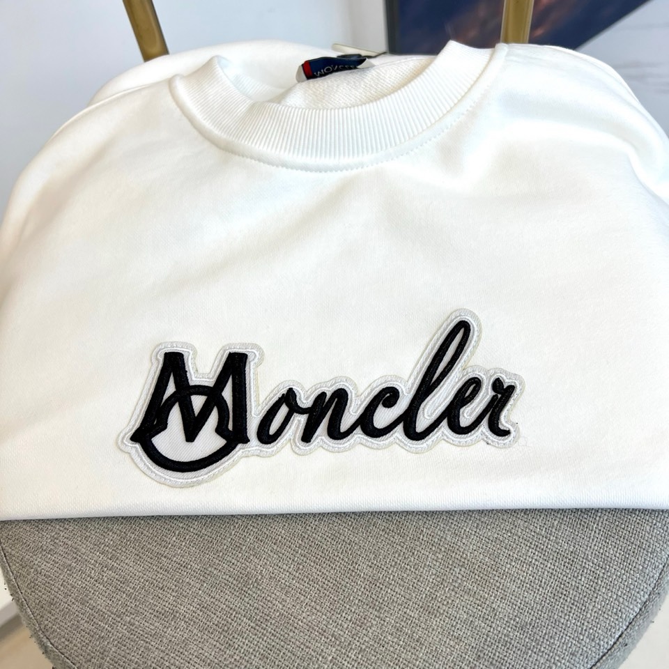 🌾Mon蒙口、2025秋冬新品卫衣，款式采用经典圆领廓形，剪裁宽松流畅，确保穿着时的自在舒适度。正面饰有