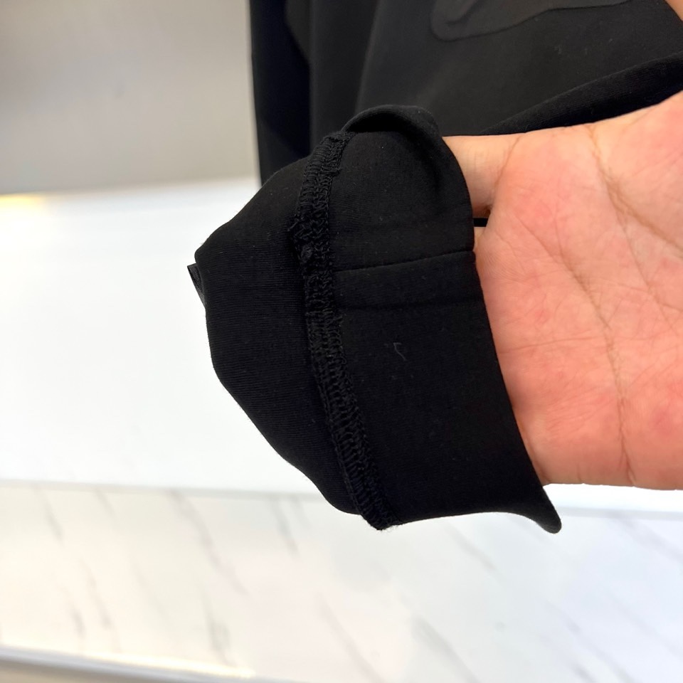 🌾1V、2025秋冬新款LOUIS VUITTON深蓝色圆领卫衣，以经典深蓝色调呈现，左胸口袋饰有白色品