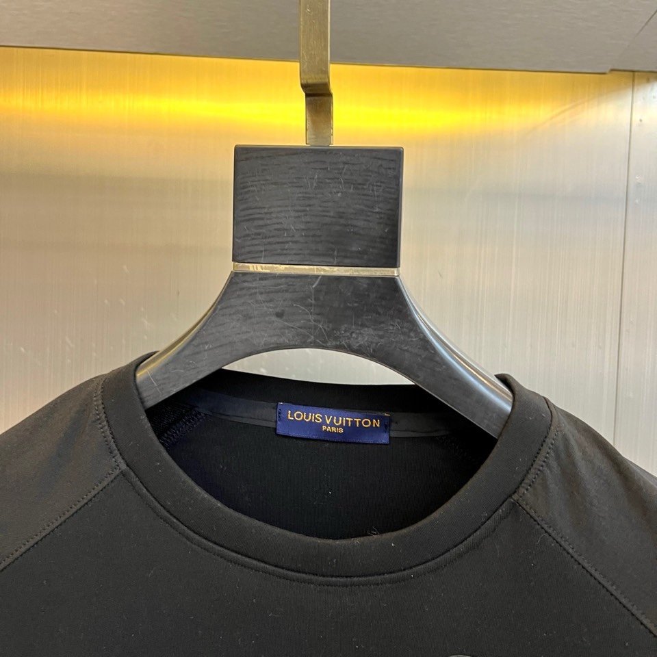 🌾1V、2025秋冬新款LOUIS VUITTON深蓝色圆领卫衣，以经典深蓝色调呈现，左胸口袋饰有白色品