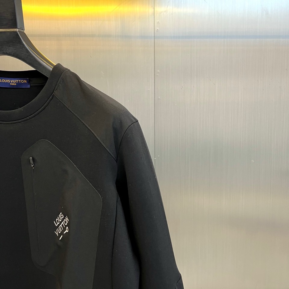 🌾1V、2025秋冬新款LOUIS VUITTON深蓝色圆领卫衣，以经典深蓝色调呈现，左胸口袋饰有白色品