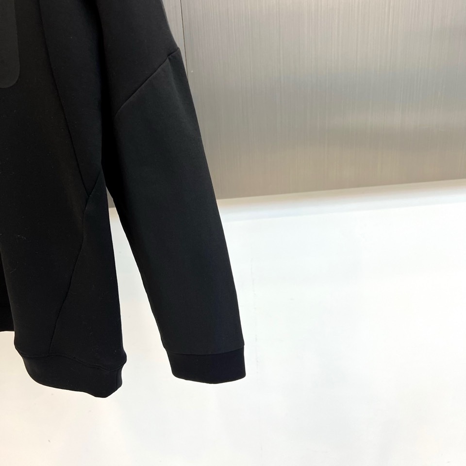 🌾1V、2025秋冬新款LOUIS VUITTON深蓝色圆领卫衣，以经典深蓝色调呈现，左胸口袋饰有白色品