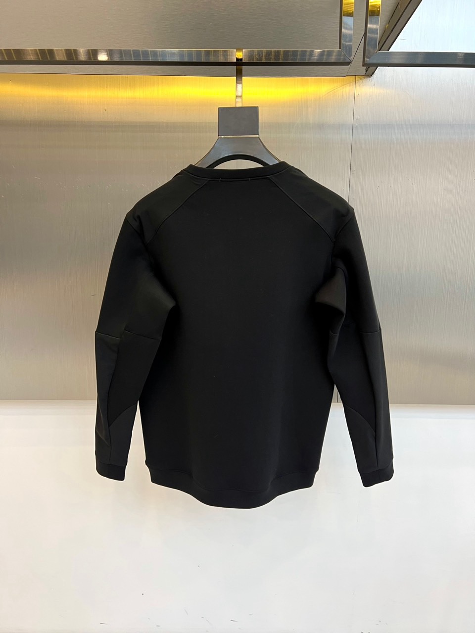 🌾1V、2025秋冬新款LOUIS VUITTON深蓝色圆领卫衣，以经典深蓝色调呈现，左胸口袋饰有白色品