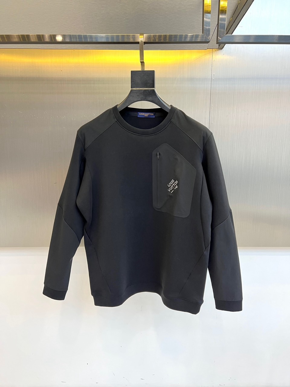 🌾1V、2025秋冬新款LOUIS VUITTON深蓝色圆领卫衣，以经典深蓝色调呈现，左胸口袋饰有白色品