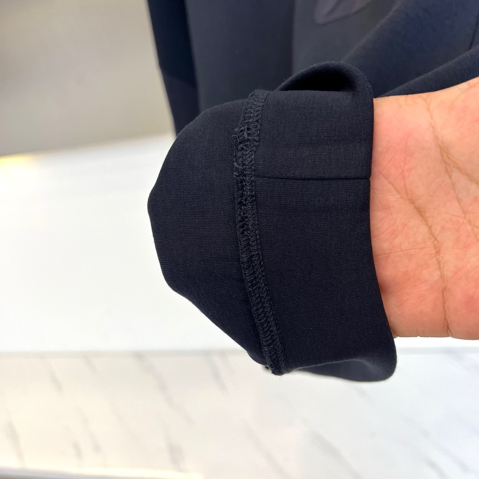 🌾1V、2025秋冬新款LOUIS VUITTON深蓝色圆领卫衣，以经典深蓝色调呈现，左胸口袋饰有白色品