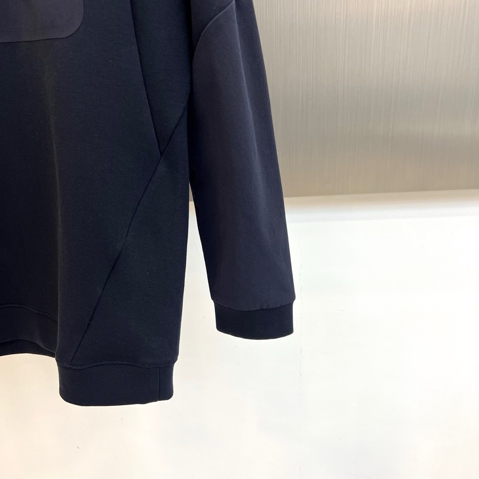 🌾1V、2025秋冬新款LOUIS VUITTON深蓝色圆领卫衣，以经典深蓝色调呈现，左胸口袋饰有白色品