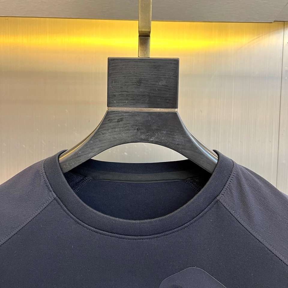 🌾1V、2025秋冬新款LOUIS VUITTON深蓝色圆领卫衣，以经典深蓝色调呈现，左胸口袋饰有白色品