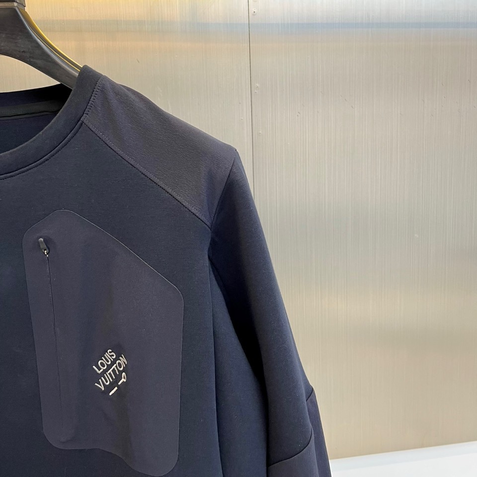 🌾1V、2025秋冬新款LOUIS VUITTON深蓝色圆领卫衣，以经典深蓝色调呈现，左胸口袋饰有白色品