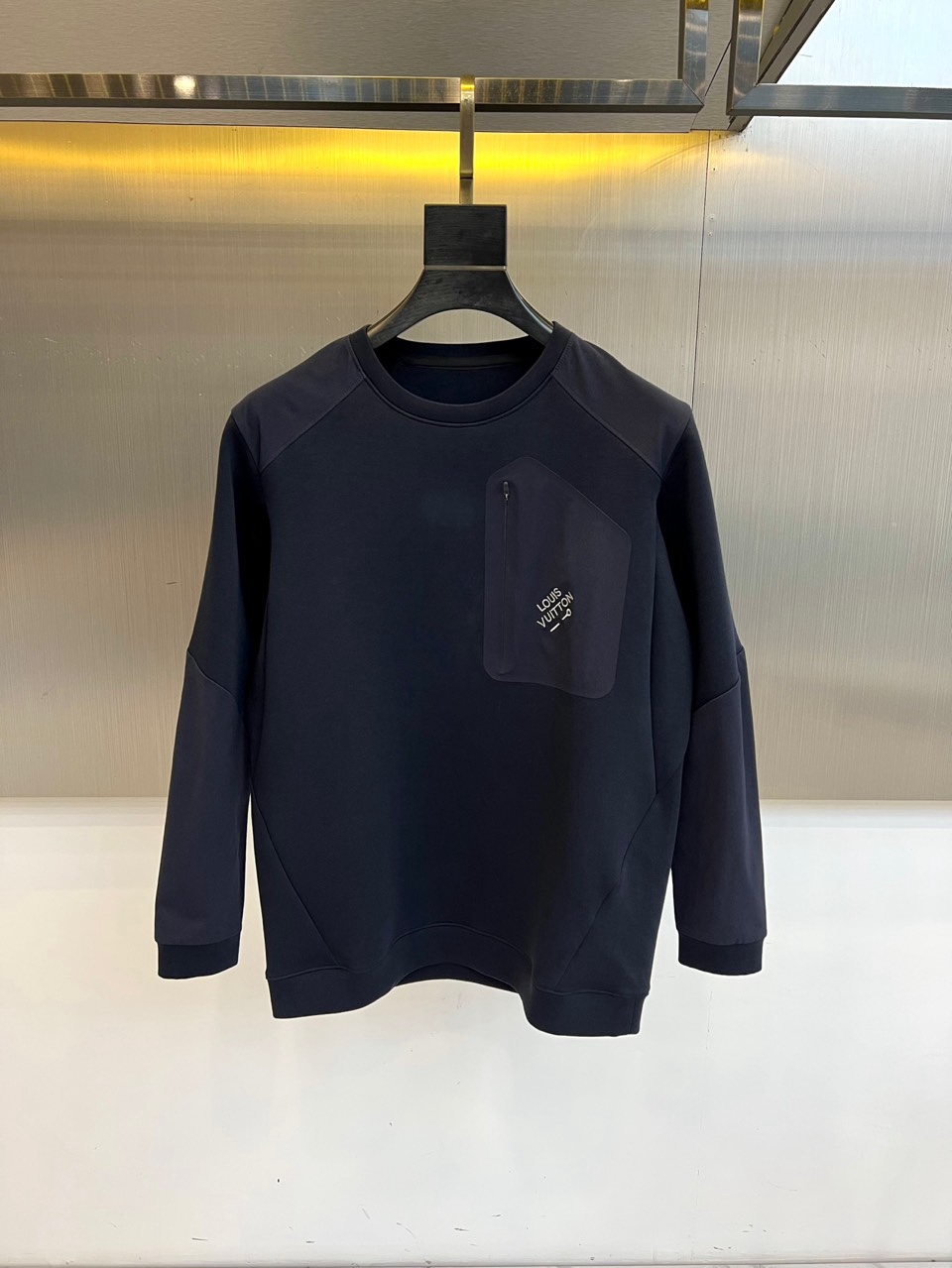 🌾1V、2025秋冬新款LOUIS VUITTON深蓝色圆领卫衣，以经典深蓝色调呈现，左胸口袋饰有白色品