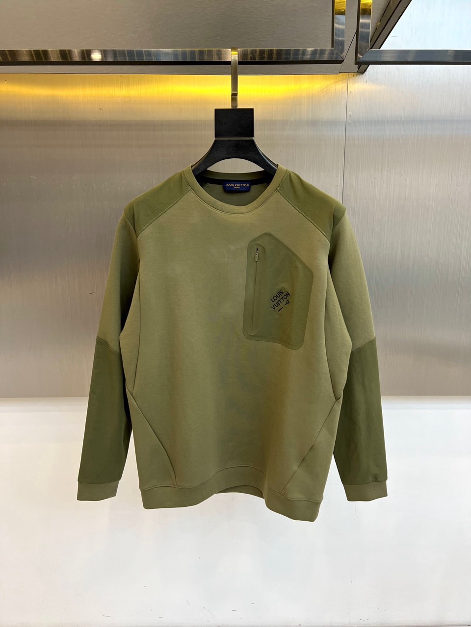 🌾1V、2025秋冬新款LOUIS VUITTON深蓝色圆领卫衣，以经典深蓝色调呈现，左胸口袋饰有白色品