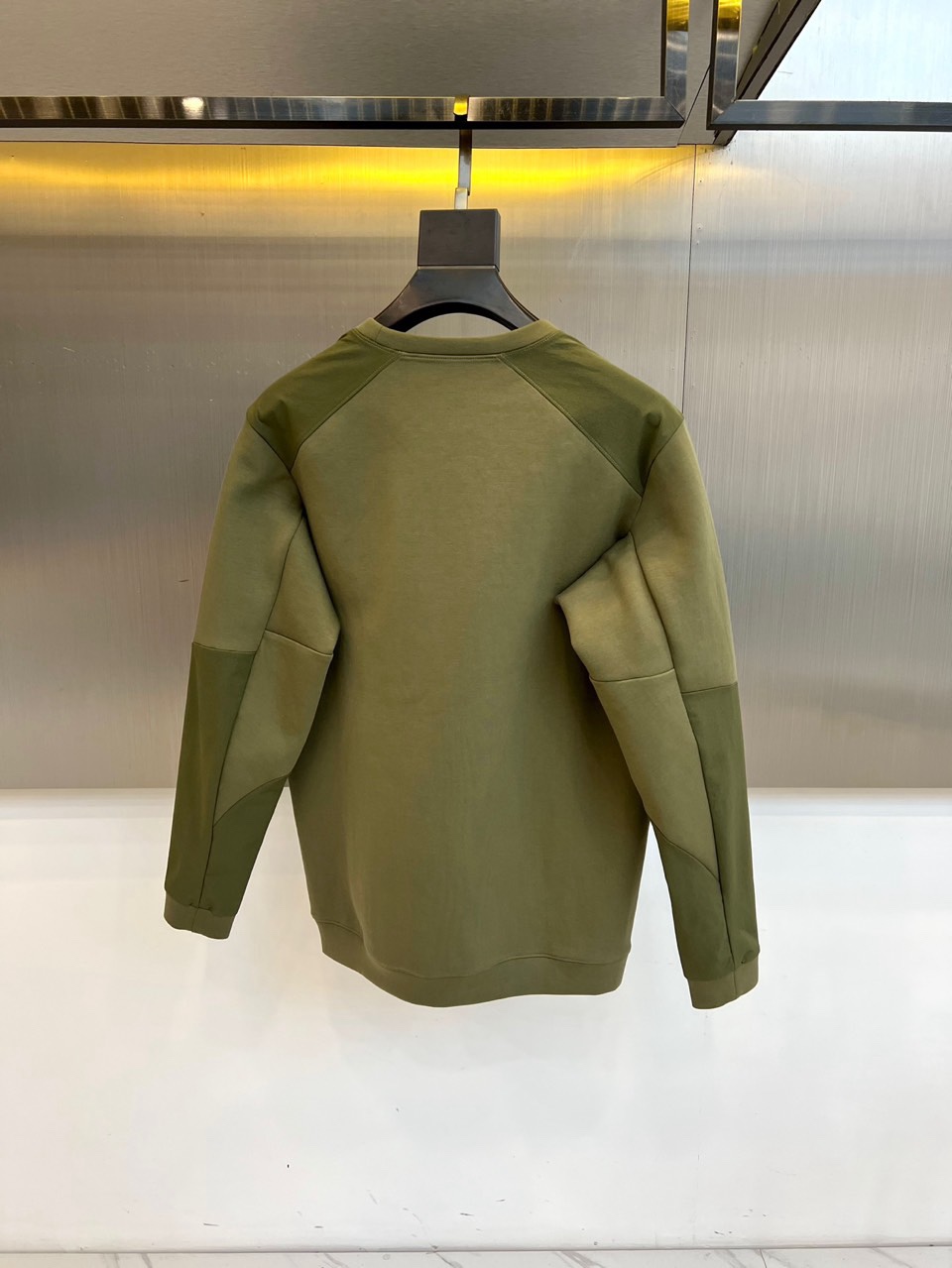 🌾1V、2025秋冬新款LOUIS VUITTON深蓝色圆领卫衣，以经典深蓝色调呈现，左胸口袋饰有白色品