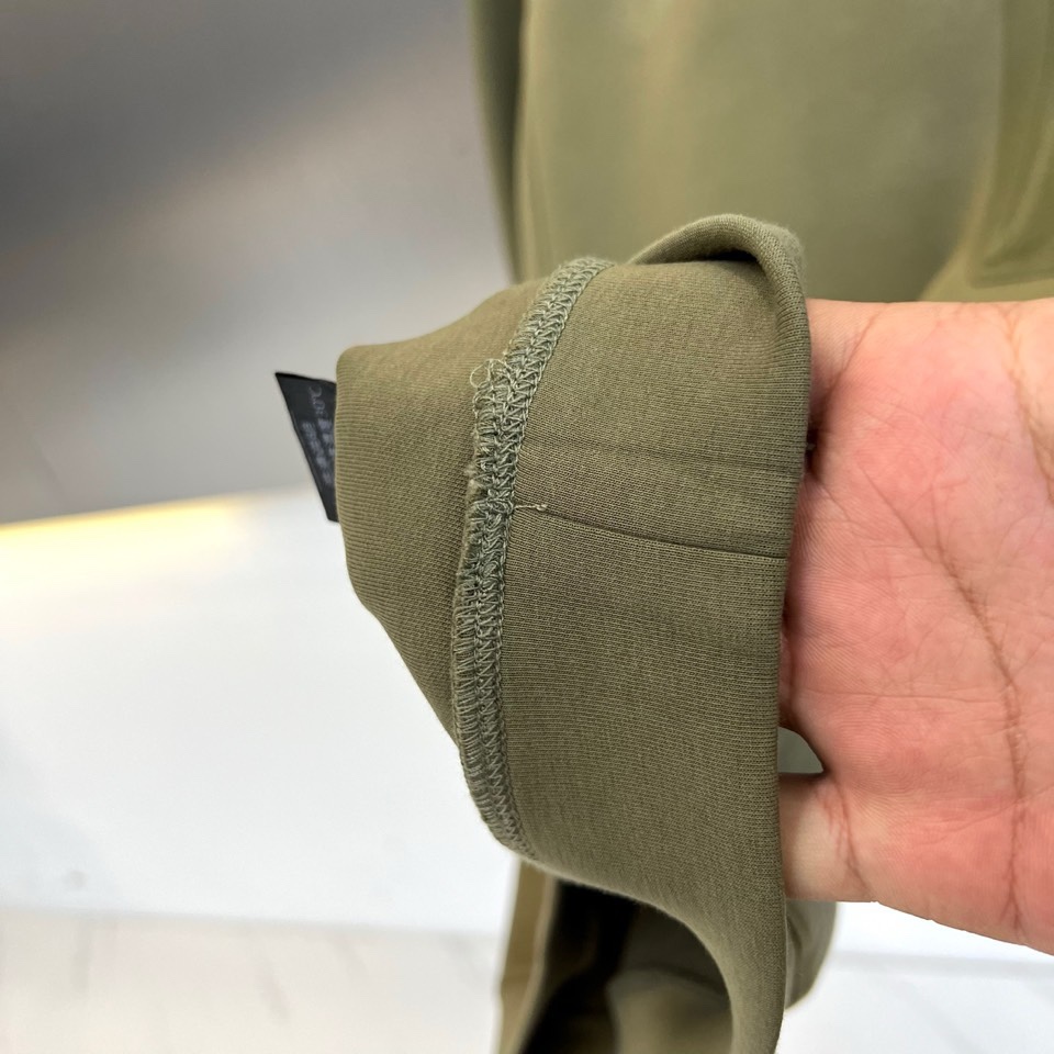 🌾1V、2025秋冬新款LOUIS VUITTON深蓝色圆领卫衣，以经典深蓝色调呈现，左胸口袋饰有白色品