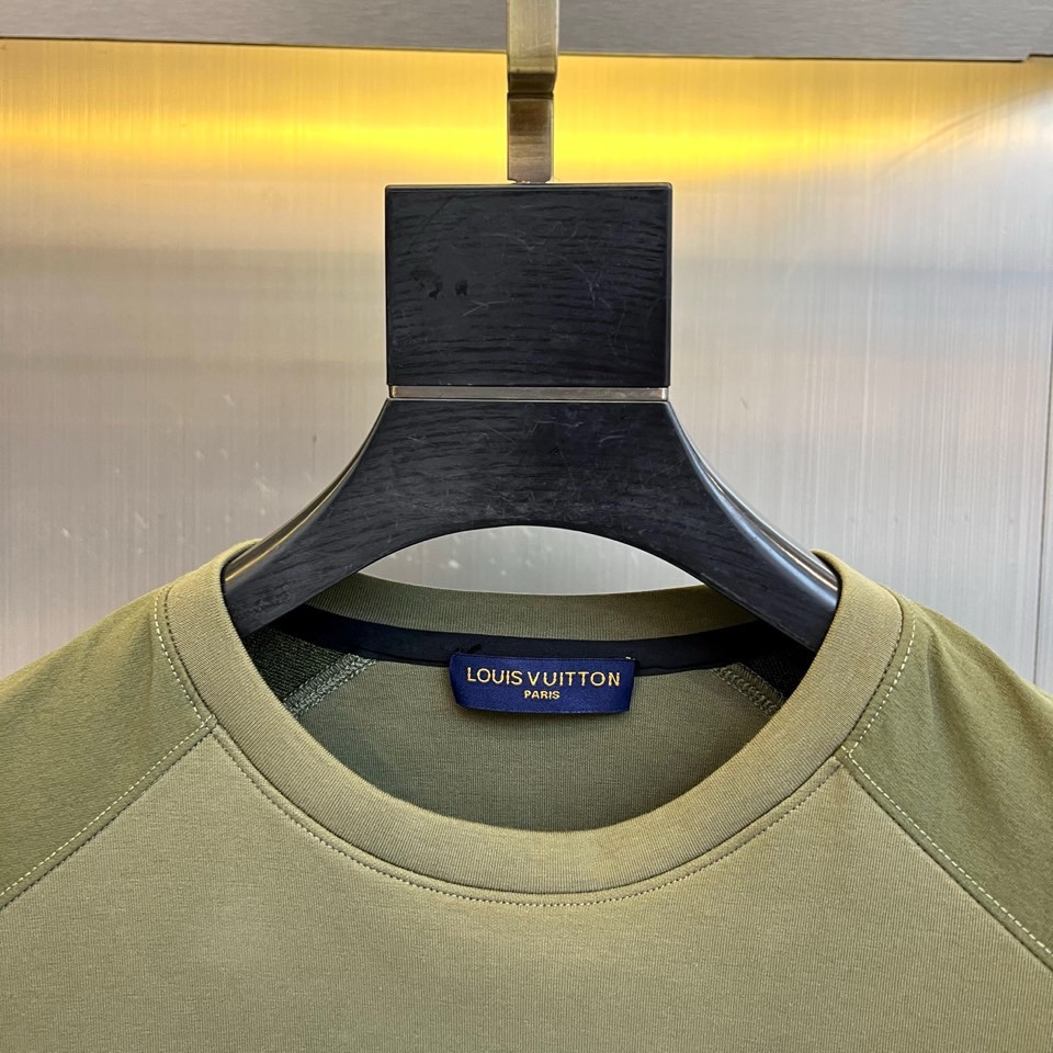 🌾1V、2025秋冬新款LOUIS VUITTON深蓝色圆领卫衣，以经典深蓝色调呈现，左胸口袋饰有白色品