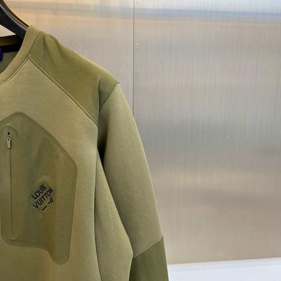🌾1V、2025秋冬新款LOUIS VUITTON深蓝色圆领卫衣，以经典深蓝色调呈现，左胸口袋饰有白色品