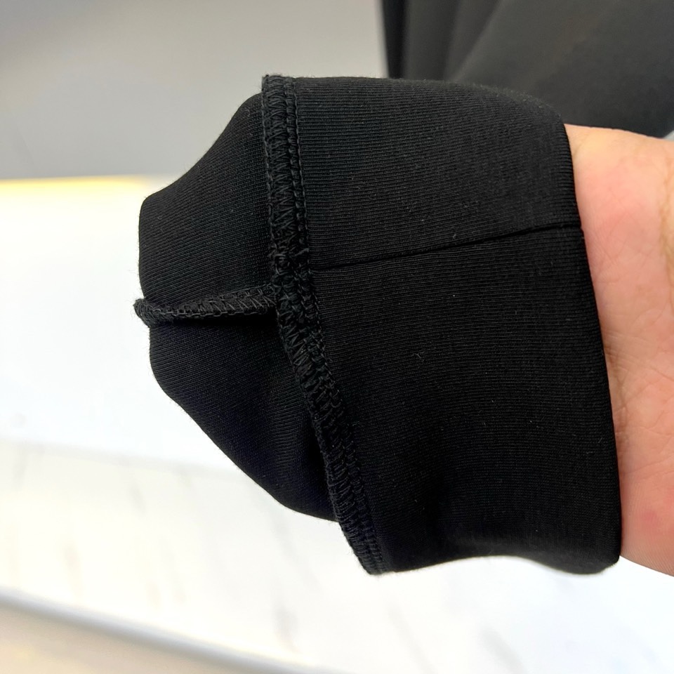 🌾Dio迪奥、2025秋冬新品圆领卫衣廓形，左胸位置饰有精致的白色刺绣“Dior”标识，彰显隽永格调。左