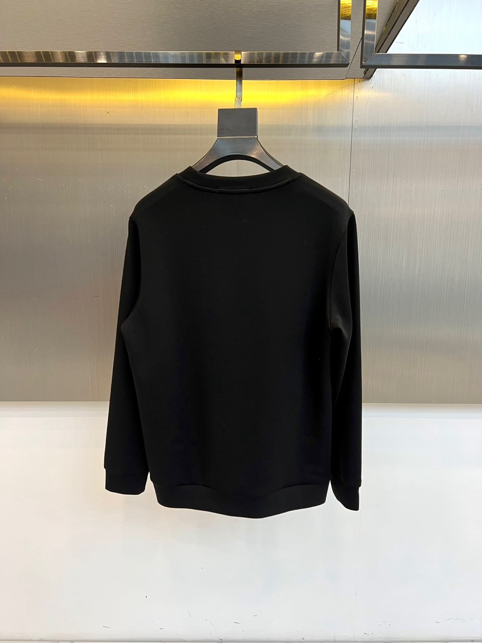 🌾Dio迪奥、2025秋冬新品圆领卫衣廓形，左胸位置饰有精致的白色刺绣“Dior”标识，彰显隽永格调。左