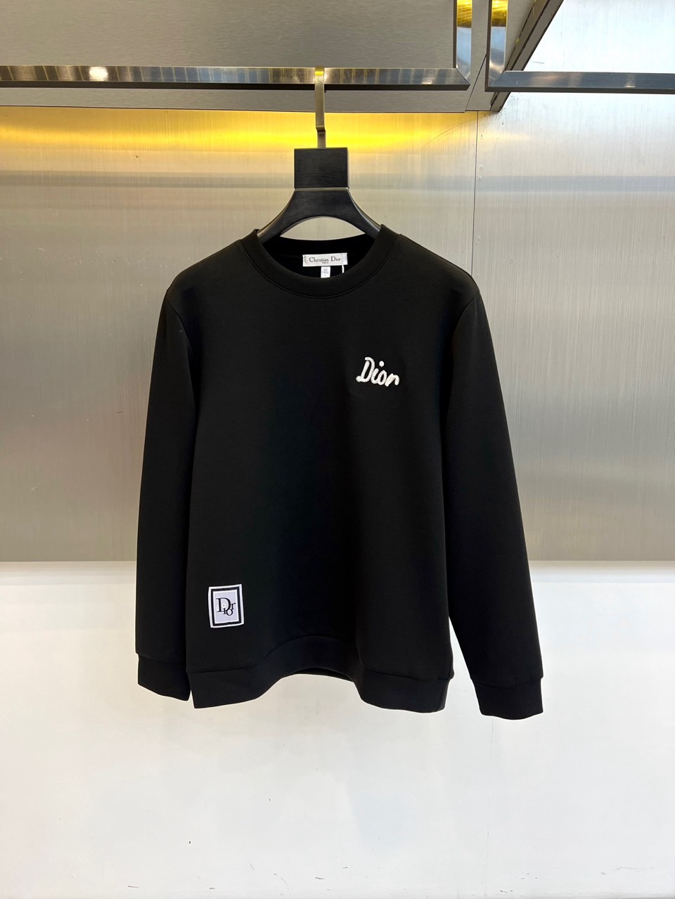 🌾Dio迪奥、2025秋冬新品圆领卫衣廓形，左胸位置饰有精致的白色刺绣“Dior”标识，彰显隽永格调。左