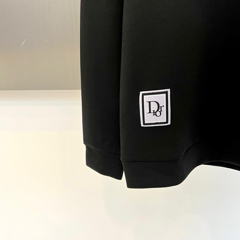 🌾Dio迪奥、2025秋冬新品圆领卫衣廓形，左胸位置饰有精致的白色刺绣“Dior”标识，彰显隽永格调。左