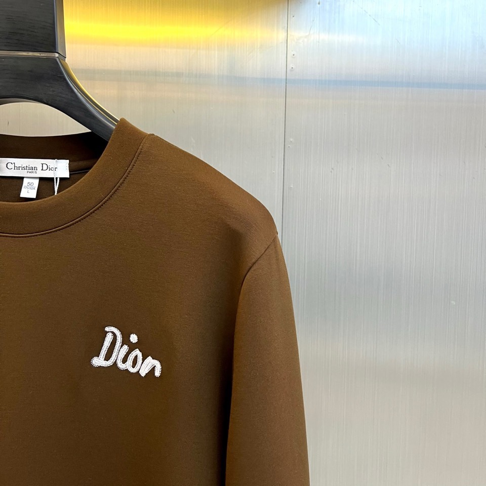 🌾Dio迪奥、2025秋冬新品圆领卫衣廓形，左胸位置饰有精致的白色刺绣“Dior”标识，彰显隽永格调。左