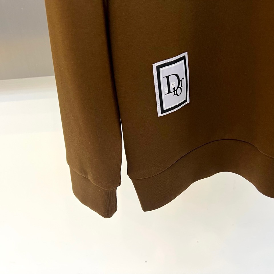 🌾Dio迪奥、2025秋冬新品圆领卫衣廓形，左胸位置饰有精致的白色刺绣“Dior”标识，彰显隽永格调。左