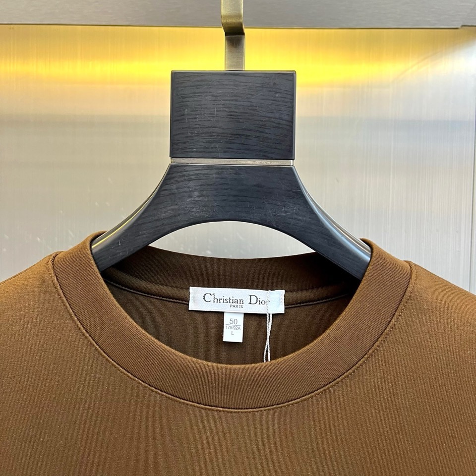 🌾Dio迪奥、2025秋冬新品圆领卫衣廓形，左胸位置饰有精致的白色刺绣“Dior”标识，彰显隽永格调。左