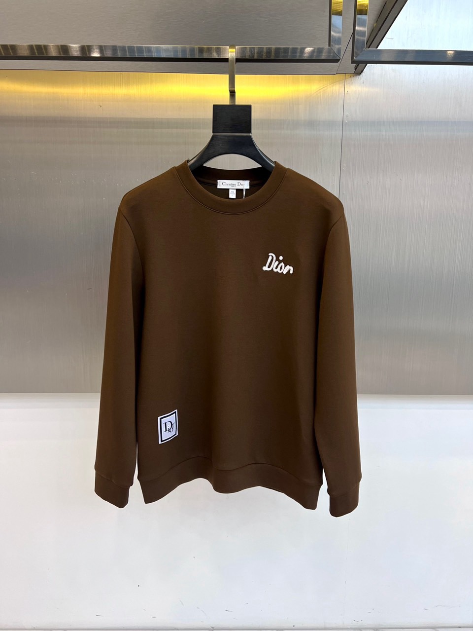 🌾Dio迪奥、2025秋冬新品圆领卫衣廓形，左胸位置饰有精致的白色刺绣“Dior”标识，彰显隽永格调。左