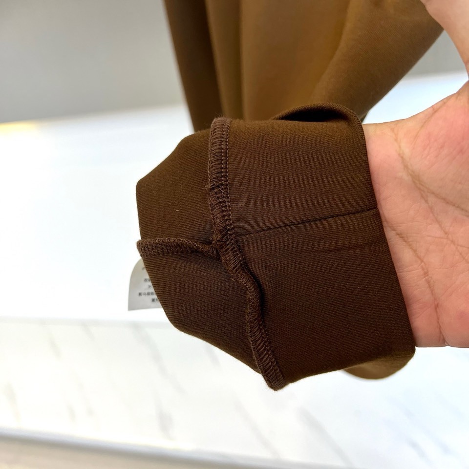 🌾Dio迪奥、2025秋冬新品圆领卫衣廓形，左胸位置饰有精致的白色刺绣“Dior”标识，彰显隽永格调。左