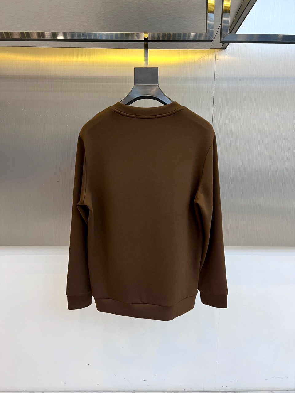 🌾Dio迪奥、2025秋冬新品圆领卫衣廓形，左胸位置饰有精致的白色刺绣“Dior”标识，彰显隽永格调。左