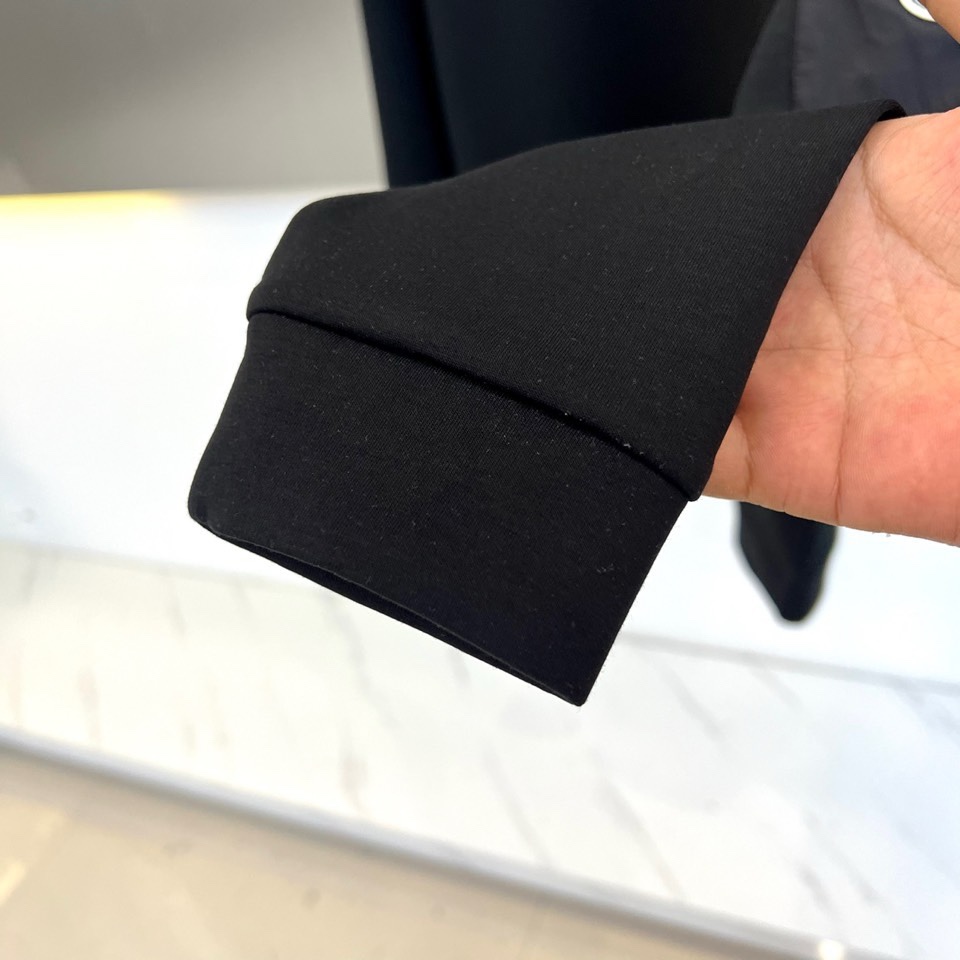 🌾Mon蒙口、2025秋冬新品空气层圆领卫衣，甄选独特的空气层面料，结构蓬松挺括，触感柔软丰盈，在提供卓