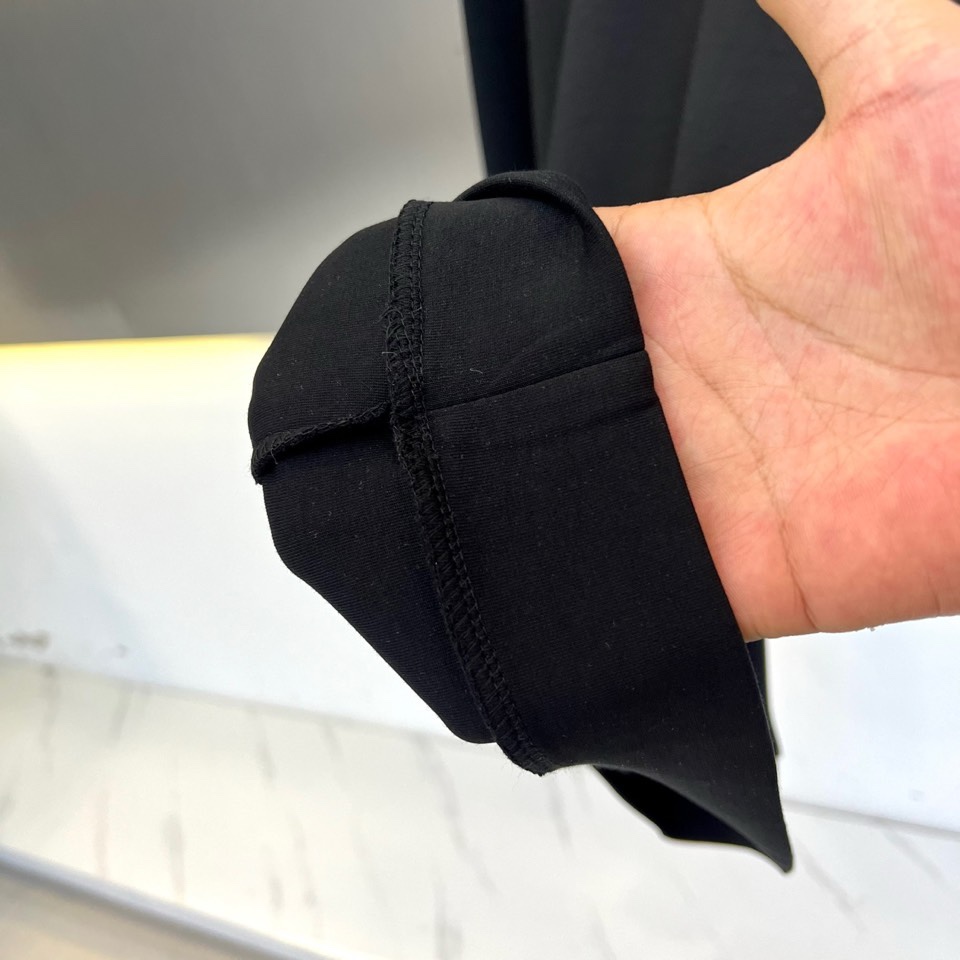 🌾Mon蒙口、2025秋冬新品空气层圆领卫衣，甄选独特的空气层面料，结构蓬松挺括，触感柔软丰盈，在提供卓