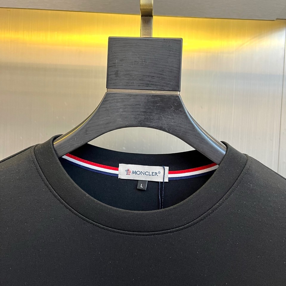 🌾Mon蒙口、2025秋冬新品空气层圆领卫衣，甄选独特的空气层面料，结构蓬松挺括，触感柔软丰盈，在提供卓