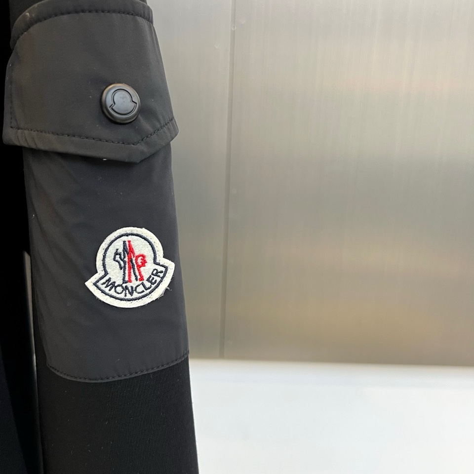 🌾Mon蒙口、2025秋冬新品空气层圆领卫衣，甄选独特的空气层面料，结构蓬松挺括，触感柔软丰盈，在提供卓