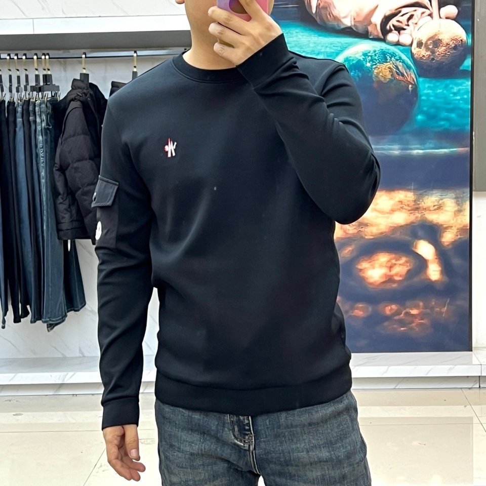 🌾Mon蒙口、2025秋冬新品空气层圆领卫衣，甄选独特的空气层面料，结构蓬松挺括，触感柔软丰盈，在提供卓