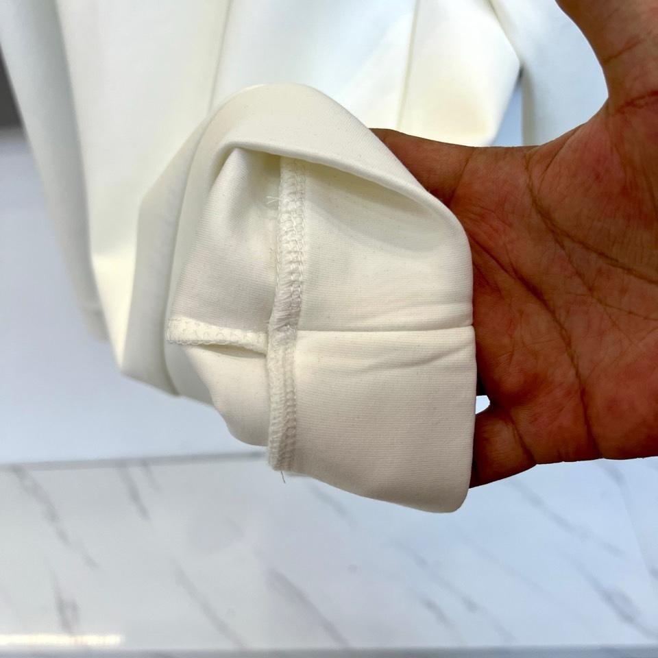 🌾Mon蒙口、2025秋冬新品空气层圆领卫衣，甄选独特的空气层面料，结构蓬松挺括，触感柔软丰盈，在提供卓