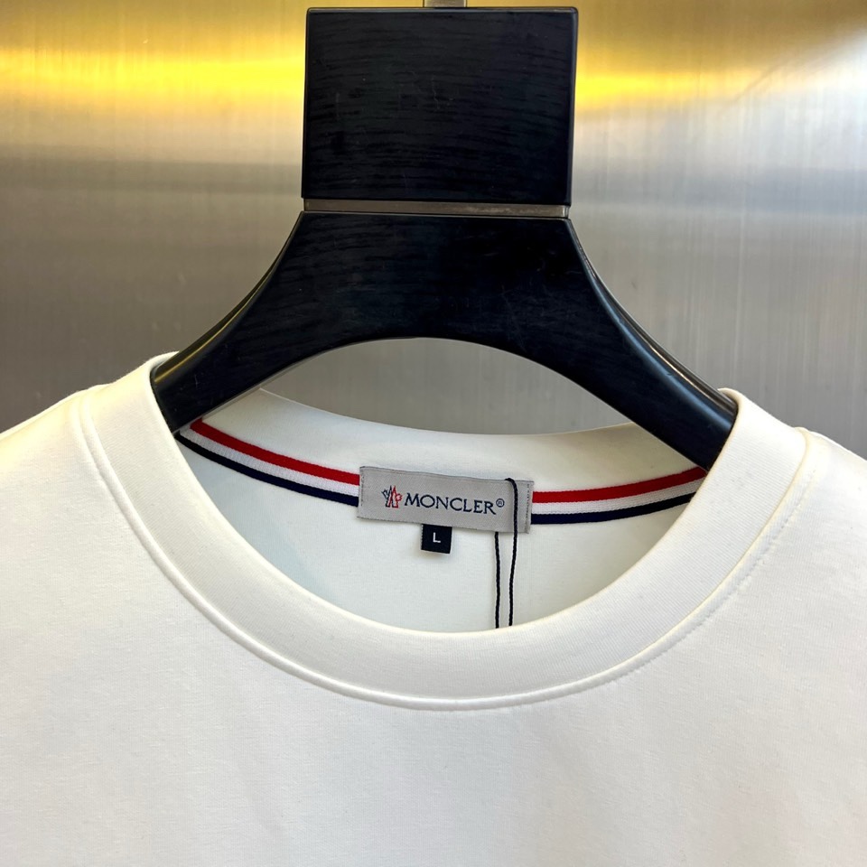 🌾Mon蒙口、2025秋冬新品空气层圆领卫衣，甄选独特的空气层面料，结构蓬松挺括，触感柔软丰盈，在提供卓