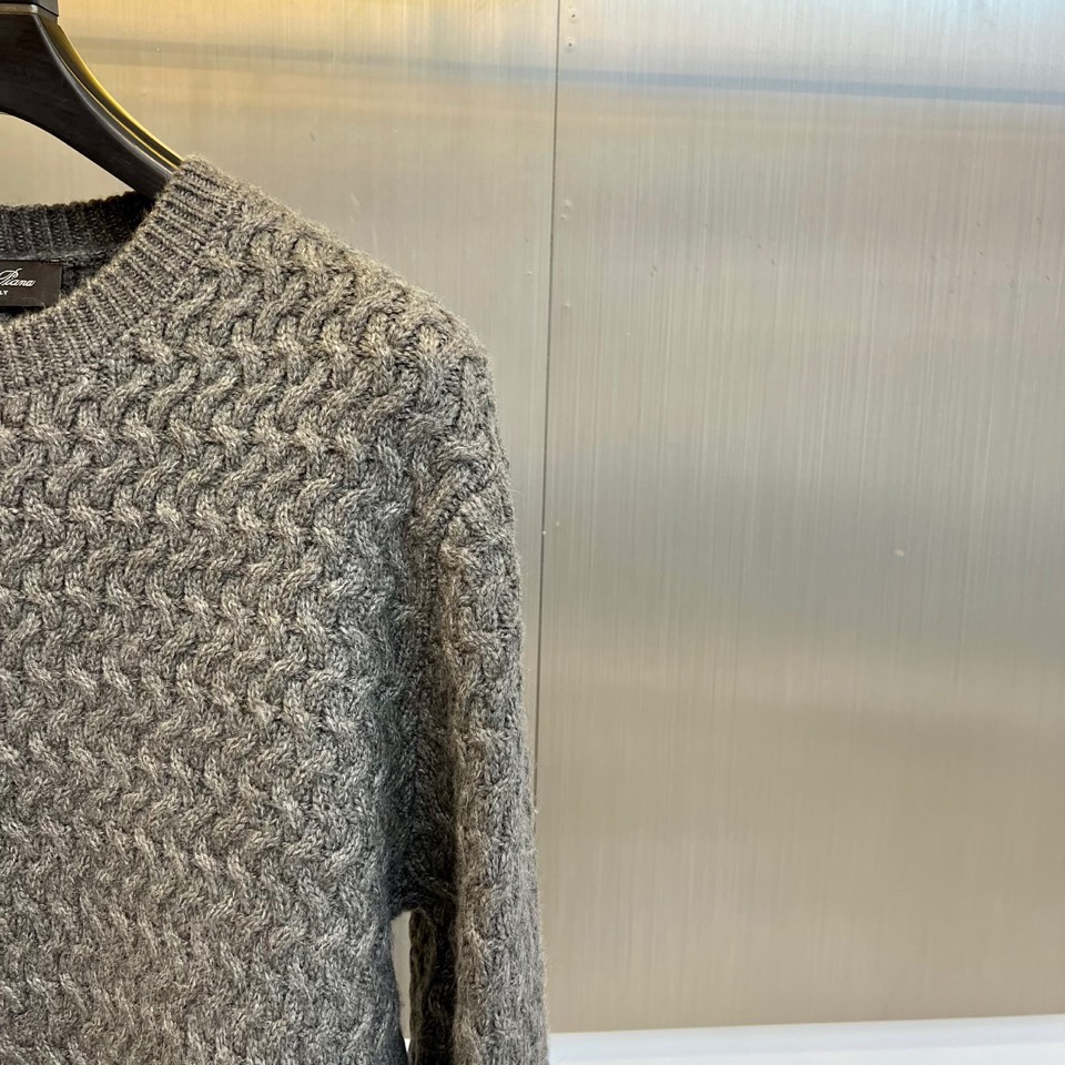 🌾Loro Piana诺悠翩雅、2025秋冬新品圆领毛衣，以70%羊毛与30%羊绒的黄金比例混纺材质诠释