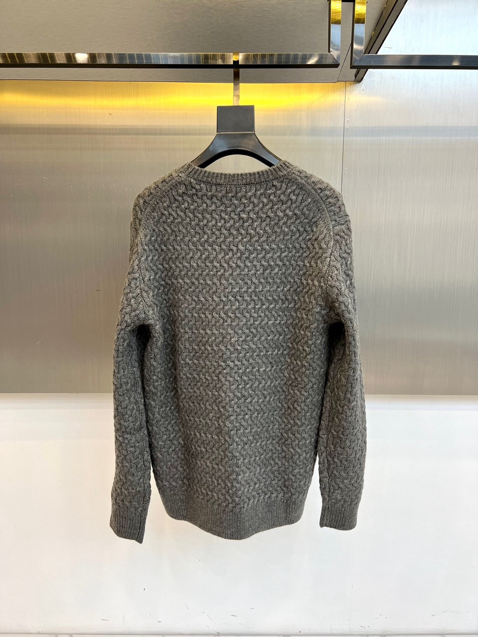 🌾Loro Piana诺悠翩雅、2025秋冬新品圆领毛衣，以70%羊毛与30%羊绒的黄金比例混纺材质诠释