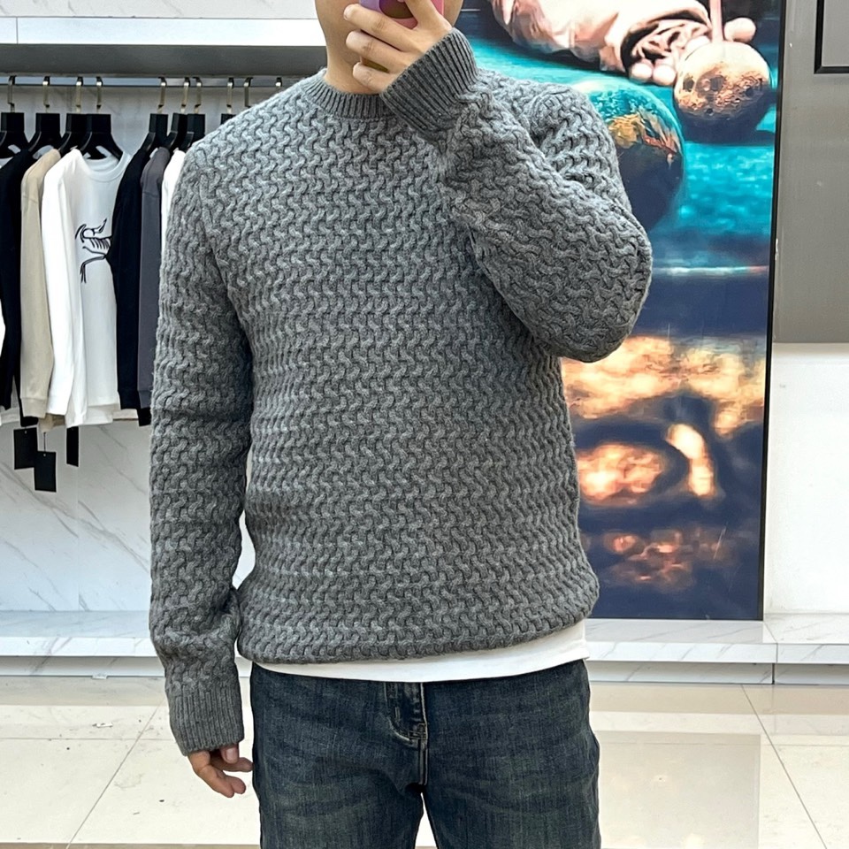 🌾Loro Piana诺悠翩雅、2025秋冬新品圆领毛衣，以70%羊毛与30%羊绒的黄金比例混纺材质诠释