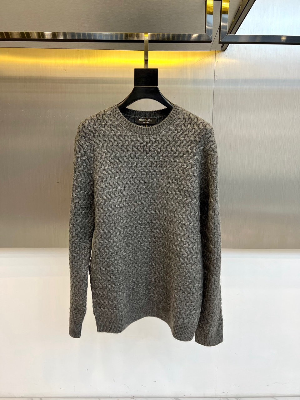 🌾Loro Piana诺悠翩雅、2025秋冬新品圆领毛衣，以70%羊毛与30%羊绒的黄金比例混纺材质诠释