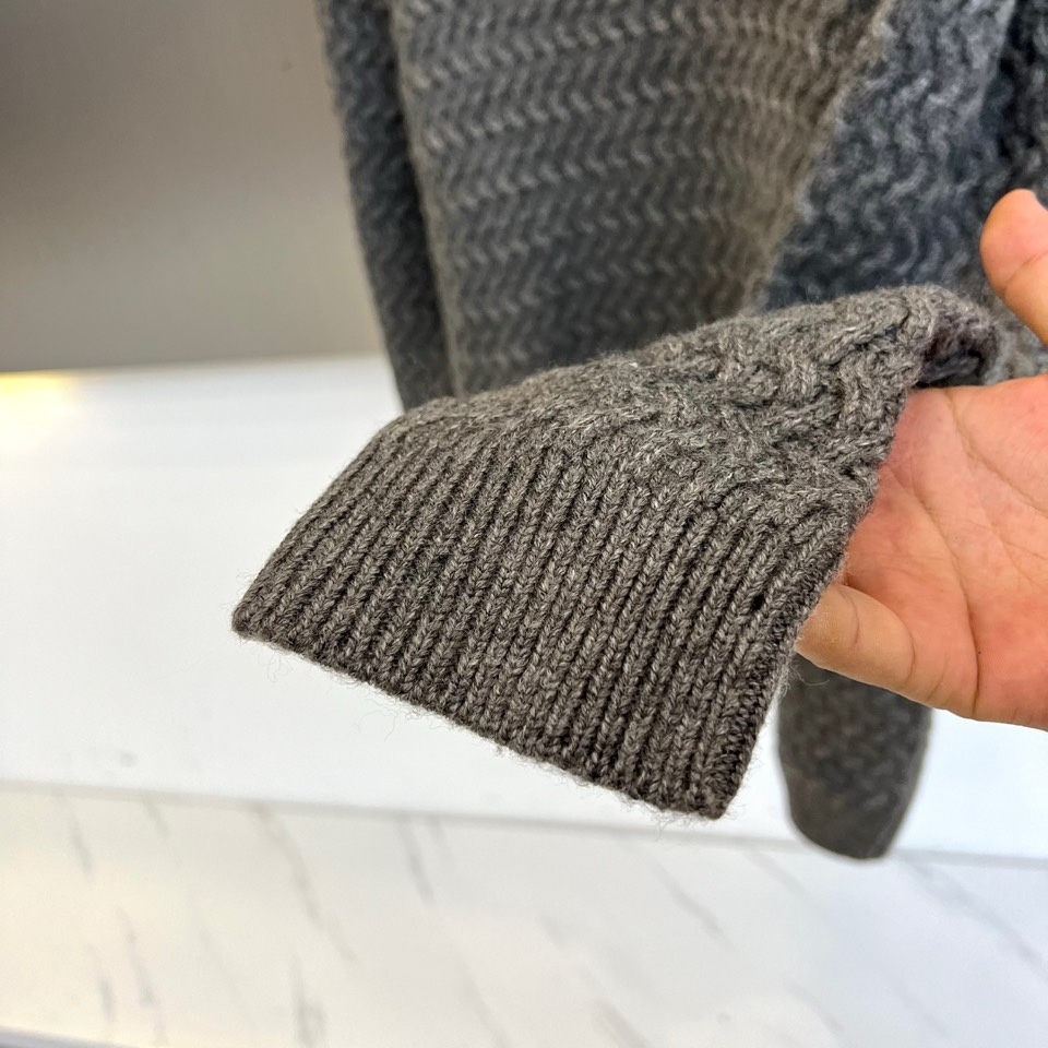 🌾Loro Piana诺悠翩雅、2025秋冬新品圆领毛衣，以70%羊毛与30%羊绒的黄金比例混纺材质诠释