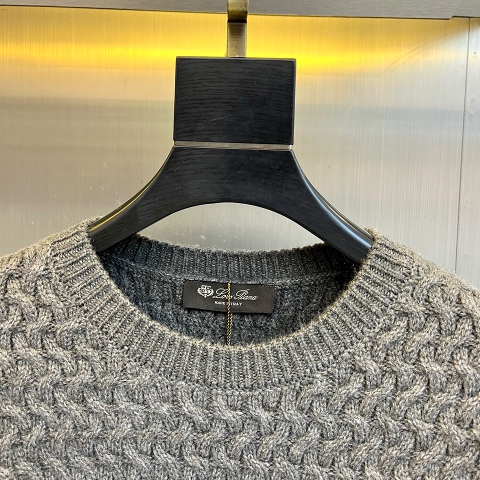 🌾Loro Piana诺悠翩雅、2025秋冬新品圆领毛衣，以70%羊毛与30%羊绒的黄金比例混纺材质诠释