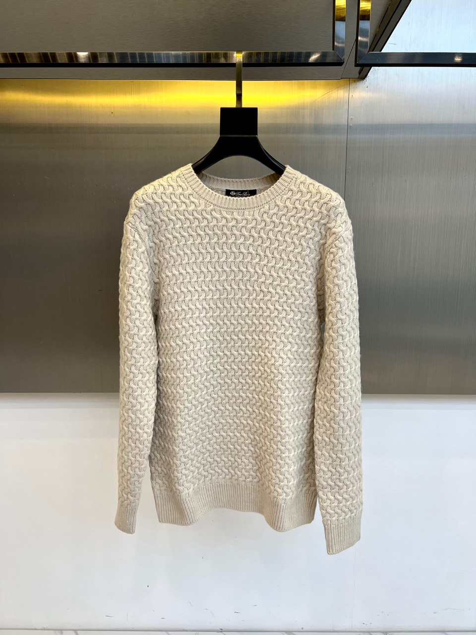 🌾Loro Piana诺悠翩雅、2025秋冬新品圆领毛衣，以70%羊毛与30%羊绒的黄金比例混纺材质诠释