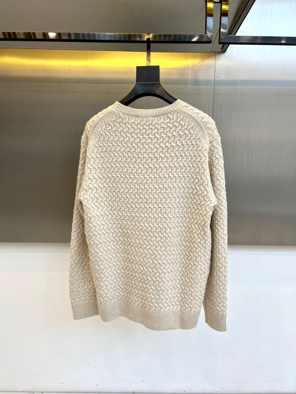 🌾Loro Piana诺悠翩雅、2025秋冬新品圆领毛衣，以70%羊毛与30%羊绒的黄金比例混纺材质诠释