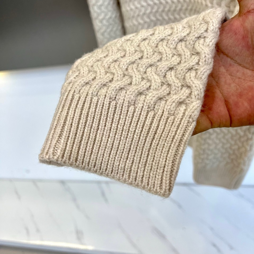 🌾Loro Piana诺悠翩雅、2025秋冬新品圆领毛衣，以70%羊毛与30%羊绒的黄金比例混纺材质诠释