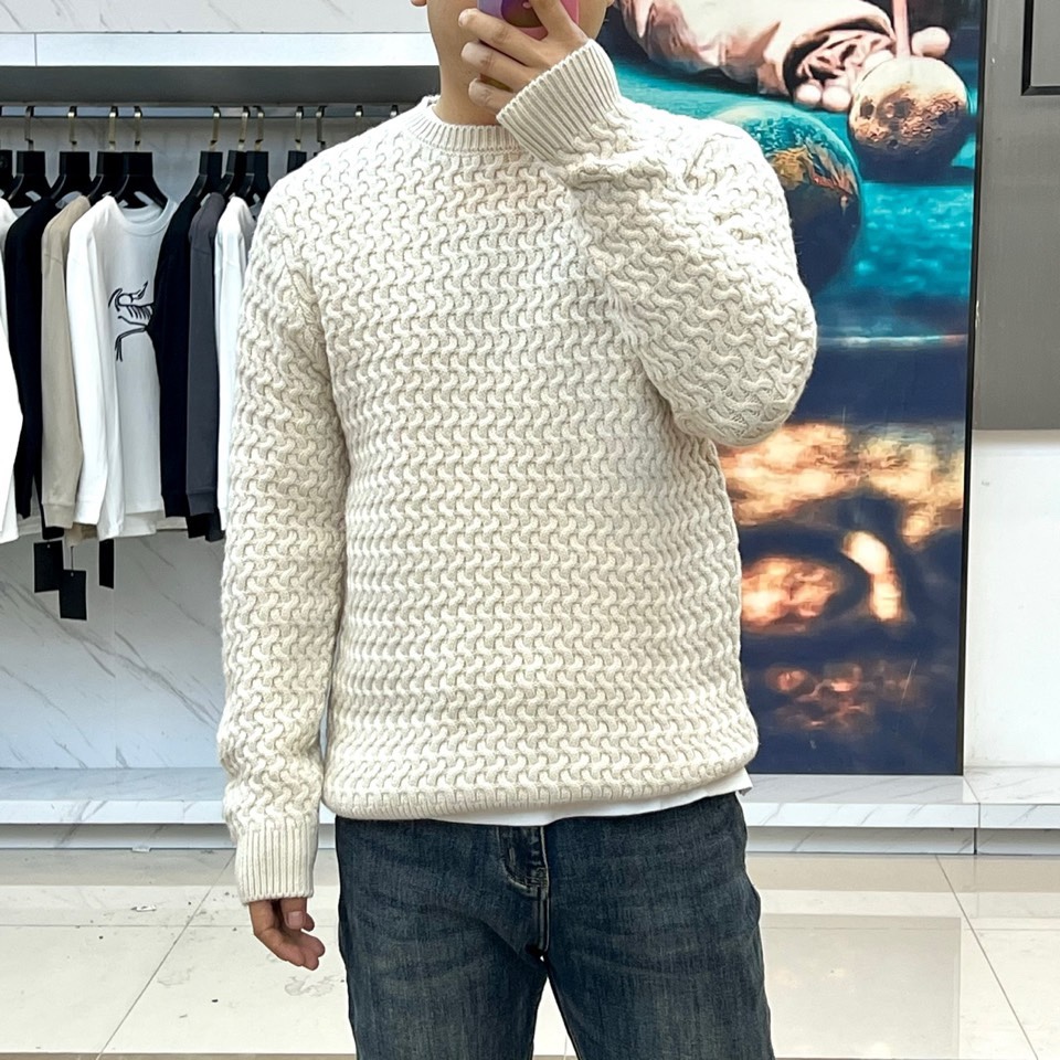 🌾Loro Piana诺悠翩雅、2025秋冬新品圆领毛衣，以70%羊毛与30%羊绒的黄金比例混纺材质诠释